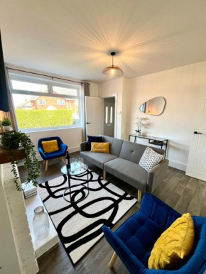 Crestfield House - Stunning Home near Alton Towers - Free Parking & Garden